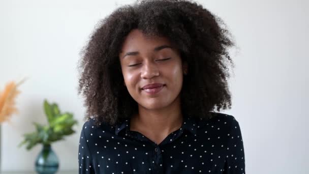 Positiva Chica Afroamericana Encantadora Primer Plano Mujer Éxito Con Pelo — Vídeo de stock