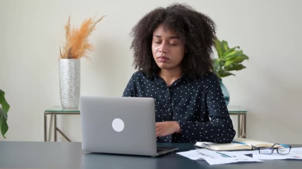 Cansado Del Trabajo Portátil Triste Mujer Joven Afroamericana Freelancer Gerente — Vídeos de Stock