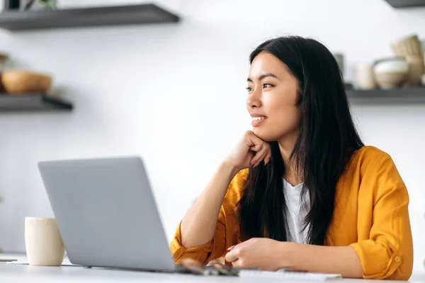 Droomt Positief Aziatische Brunette Jonge Vrouw Creatieve Ontwerper Freelancer Student — Stockfoto