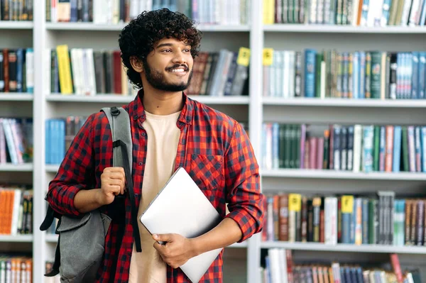 Позитивна Впевнена Індійська Або Арабська Студентка Університету Стильному Повсякденному Одязі — стокове фото