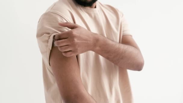 Impf Und Präventionskonzept Nahaufnahme Der Männlichen Schulter Zeigt Pflaster Arm — Stockvideo