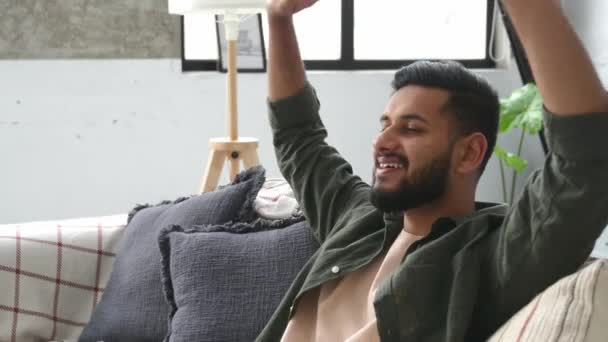Satisfait Calme Arabe Indien Attrayant Jeune Homme Détendre Sur Canapé — Video