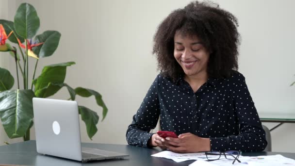 아프리카 미국인의 매력적 똑똑하고 성공적 긍정적 사무실에 스마트폰을 사용하고 직장에서 — 비디오