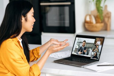 Ortaklarla iş görüşmeleri, brifing. Asyalı başarılı kadın şirket çalışanı, iş arkadaşlarıyla pazarlık yapıyor, iş meselelerini tartışıyor, strateji planlıyor, fikir paylaşıyor, kararlar veriyor.