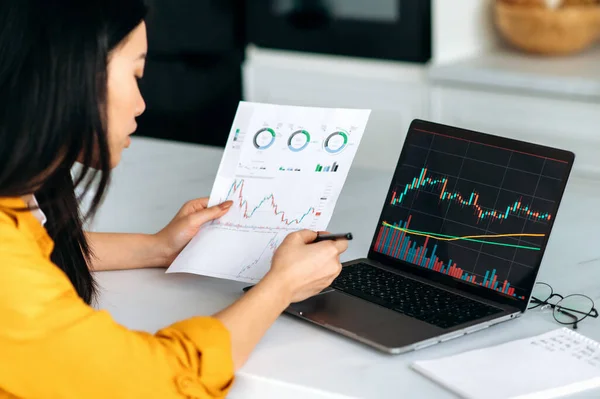 Smart Successful Asian Female Trader Stock Broker Investor Analyzes Growth — Stockfoto