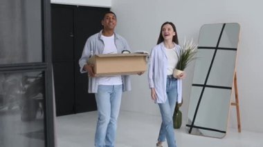 Yeni bir eve taşınıyorum. Farklı milletlerden gelen heyecanlı bir çift, farklı milletlerden gelen bir karı koca, yeni evlerine taşındılar, bir kutuda eşyalar olan bir adam, bir çiçek saksısı, yeni evi hevesle teftiş eden bir kız.