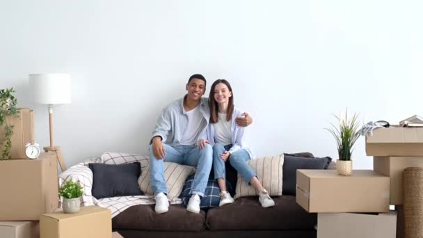 Heyecanlı Birbirine Aşık Genç Bir Çift Yeni Evlerinin Oturma Odasında — Stok video