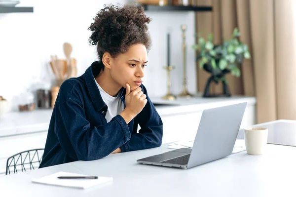 Anxious African American Woman Trader Freelancer Looks Worriedly Laptop Screen — Stok Foto