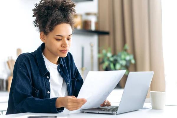 Concentrated Young African American Curly Haired Woman Freelancer Auditor Working — Photo