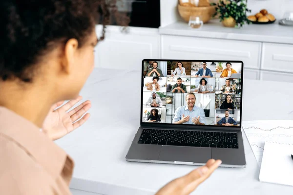 Jovem Afro Americana Sucesso Conversando Videoconferência Com Equipe Negócios Multirracial — Fotografia de Stock