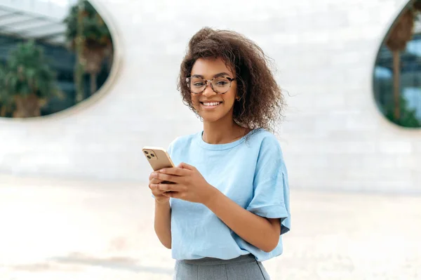 Gadget Wireless Technology Successful Lovely African American Young Curly Woman — Stockfoto