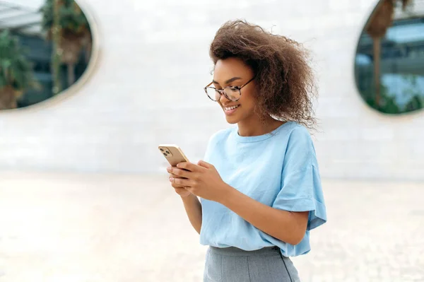 Gadget Wireless Technology Successful African American Young Curly Woman Glasses — Stockfoto