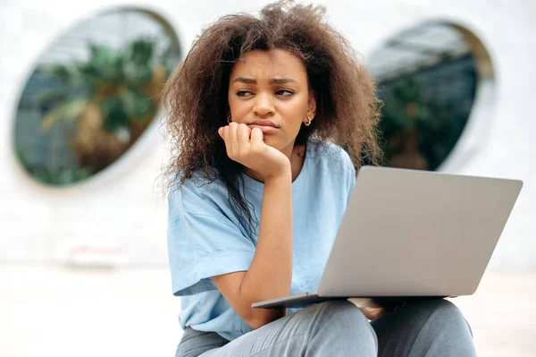 Frustrovaná Afroameričanka Laptopem Smíšené Rasy Ženy Podnikání Žena Volné Noze — Stock fotografie