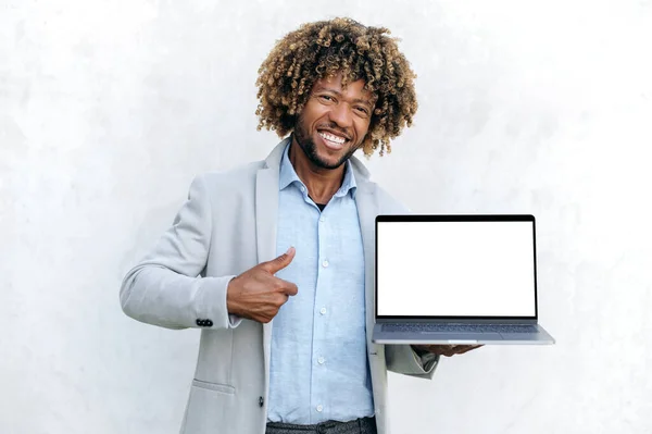 Positive Attractive Curly Man African American Brazilian Nationality Stylishly Dressed — Stockfoto