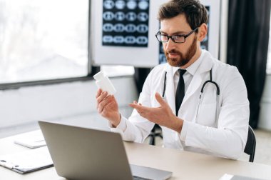 Erkek terapist video danışmanlığı yapıyor, bilgisayarla bir konferans görüşmesiyle hastayla iletişim kuruyor, ilaç öneriyor ve reçete yazıyor, soruları cevaplıyor. Uzaktan tıbbi konsültasyon