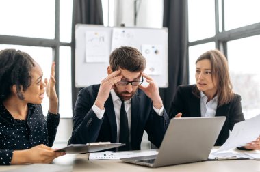 İş ekibinde kavga çıktı. Farklı milletlerden rahatsız iş adamları, modern ofiste iş yerlerinde çalışmak, iş meseleleri hakkında tartışmak, aynı fikirde olmamak, birlikte çalışmaktan stres yaşamak.