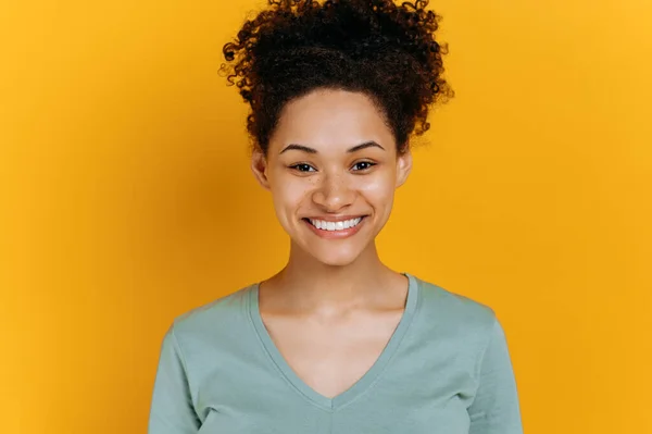 Portrait African American Young Woman Basic Shirt Curly Dark Hair — 스톡 사진