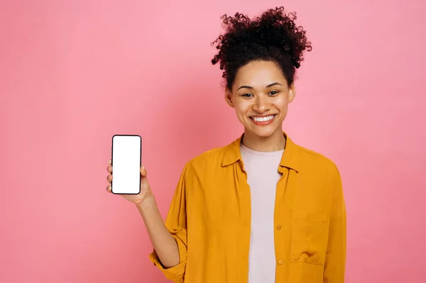 Positive Lovely African American Young Woman Curly Hair Holding Mobile — Stockfoto