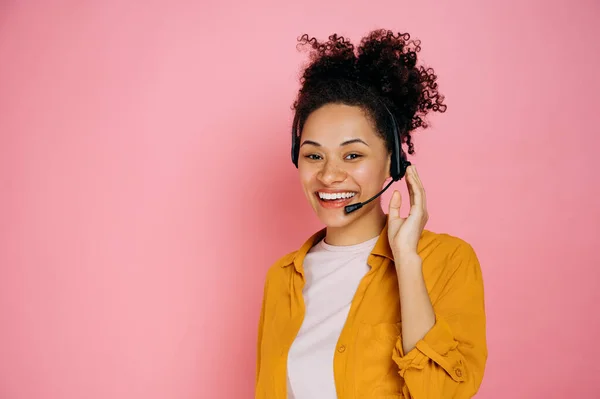 Happy African American Curly Haired Young Woman Headset Help Desk — Stok Foto