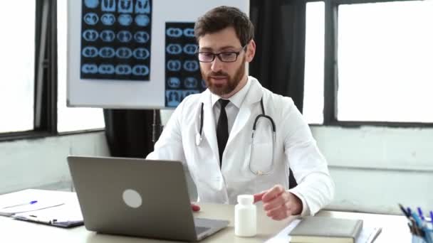 Caucásico Médico Profesional Masculino Lleva Cabo Una Consulta Línea Médico — Vídeo de stock
