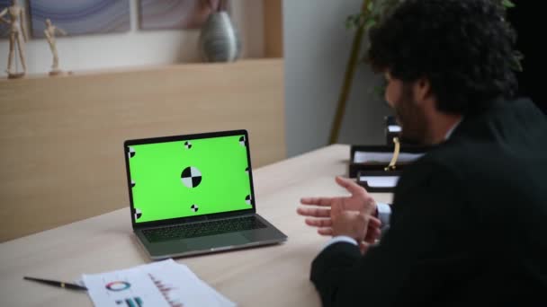 在人们的肩膀上看到了一台带有彩色绿色屏幕的笔记本电脑 成功的印度人 首席执行官 商界领袖 正在通过视频电话与同事进行在线对话 进行头脑风暴 — 图库视频影像