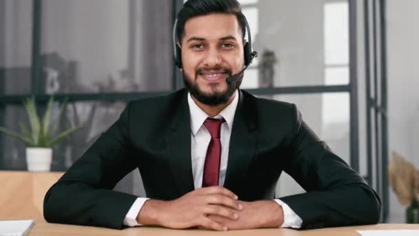 Привабливий Молодий Індійський Або Арабський Бізнесмен Фінансовий Радник Сидить Столом — стокове відео