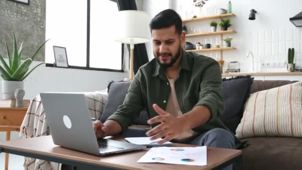 Focused Smart Indian Arabian Guy Student Freelancer Sitting Home Sofa — Vídeo de Stock