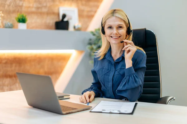Portrait Elegant Intelligent Mature Caucasian Businesswoman Female Call Center Operator — Photo