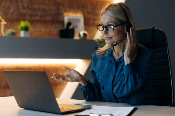 Working Odd Hours Mature Caucasian Business Lady Ceo Company Works — Stock Photo, Image