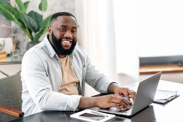 Attractive Positive African American Stylish Man Entrepreneur Freelancer Specialist Working — 스톡 사진