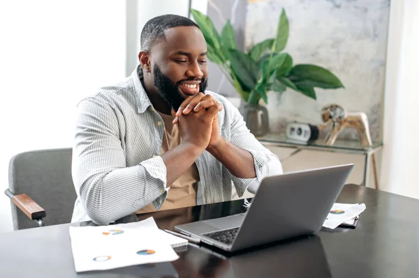 Handsome Successful African American Man Casual Wear Manager Ceo Freelancer — Fotografia de Stock