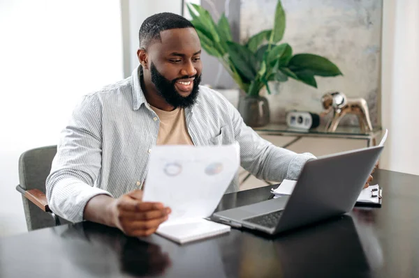 Focused Successful Positive African American Busy Man Freelancer Office Worker — Fotografia de Stock