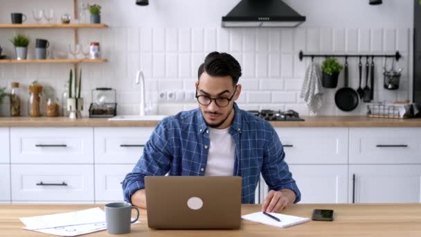 Knappe Positieve Indiase Arabische Mannelijke Ondernemer Freelancer Werken Afstand Terwijl — Stockvideo