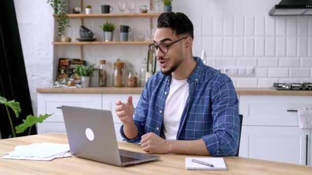 Tipo Indio Árabe Positivo Tutor Línea Freelancer Estudiante Con Gafas — Vídeos de Stock