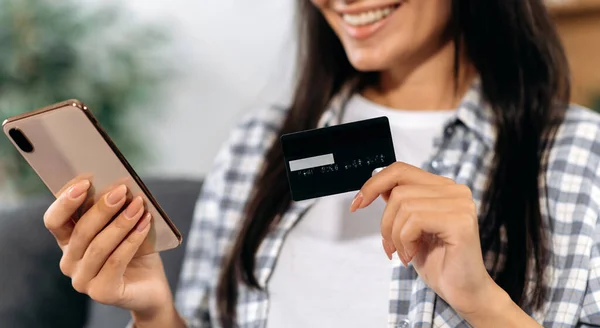 Close Smart Phone Banking Card Female Hands Online Shopping Happy —  Fotos de Stock