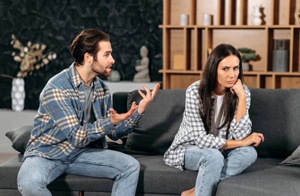 Abuse Family Relationships Caucasian Couple Sitting Sofa Living Room Quarreling — Foto de Stock