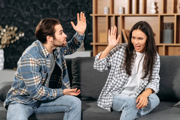Caucasian Couple Sitting Sofa Living Room Quarreling Disagreement Man Yelling — Foto de Stock
