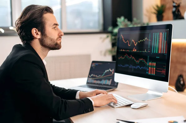 Smart Stock Trading Investor Analyze Financial Market Cryptocurrencies Invests Currency — Stockfoto