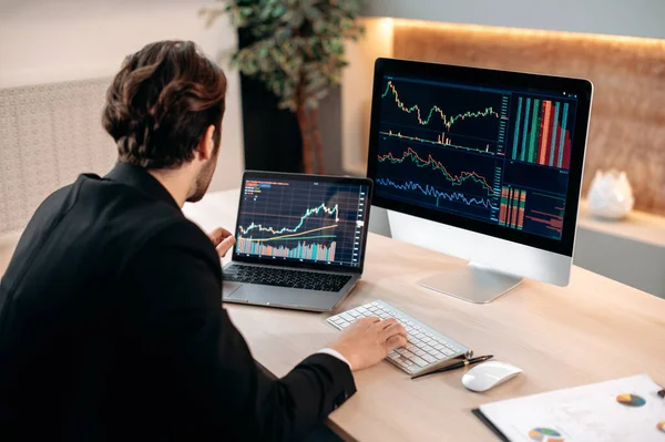 Successful Caucasian Male Trader Investor Analysing Cryptocurrency Financial Market Focused — Stockfoto
