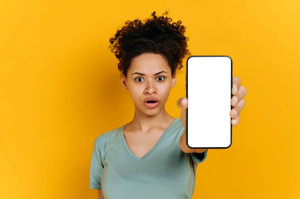 Emotional Shocked African American Young Woman Shirt Holds Smartphone Her — Stockfoto
