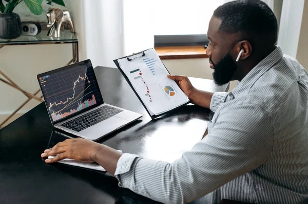 Successful Crypto Trader Investor Broker Using Laptop Cryptocurrency Financial Market — Fotografia de Stock
