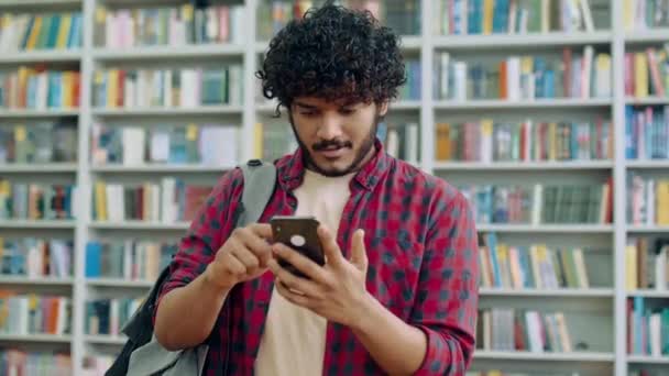 Gadgets Concept Draadloze Technologie Vrolijke Indiase Arabische Man Freelancer Student — Stockvideo