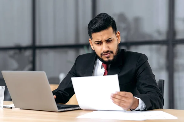 Frustrated Tired Indian Arabian Business Man Sitting Upset Work Desk — Foto de Stock