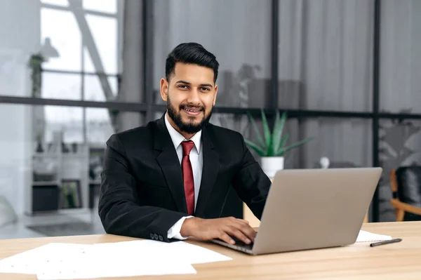 Portrait Attractive Elegant Confident Arabian Indian Successful Businessman Entrepreneur Lawyer — Fotografia de Stock