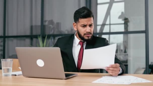 Απογοήτευση Τόνισε Ινδός Άραβας Επιχειρηματίας Κάθονται Στο Γραφείο Εργασίας Φορητό — Αρχείο Βίντεο