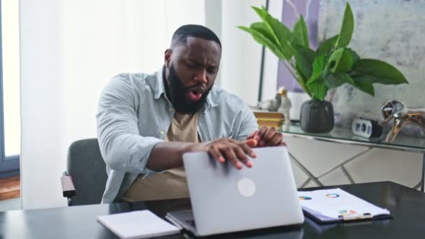 End Working Day Overjoyed Happy Cheerful African American Young Man — Vídeo de Stock