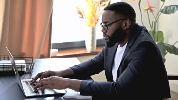 Working Laptop Focused Busy Confident African American Man Manager Company — Vídeos de Stock
