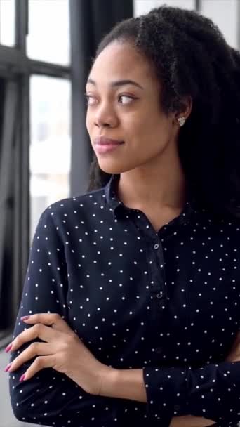 Vertical Video Portrait Lovely Elegant African American Business Woman Stands — Stok video