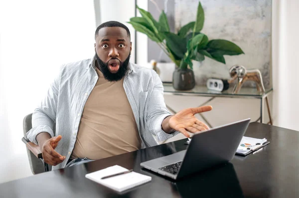Shocked Stunned African American Businessman Company Employee Sits Modern Office — Fotografia de Stock