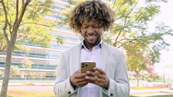 Succesvolle Positieve Braziliaanse Afrikaanse Amerikaanse Krullende Man Het Dragen Van — Stockvideo